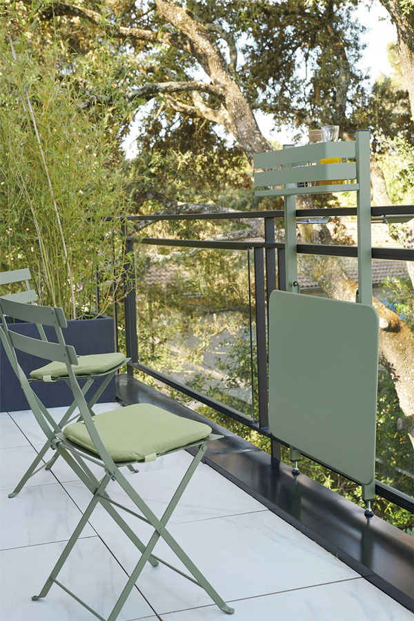 Petite mobilier fermob pour le balcon en aluminium