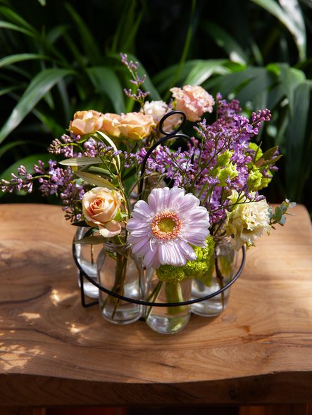 Confection de gerberas, roses et lilas