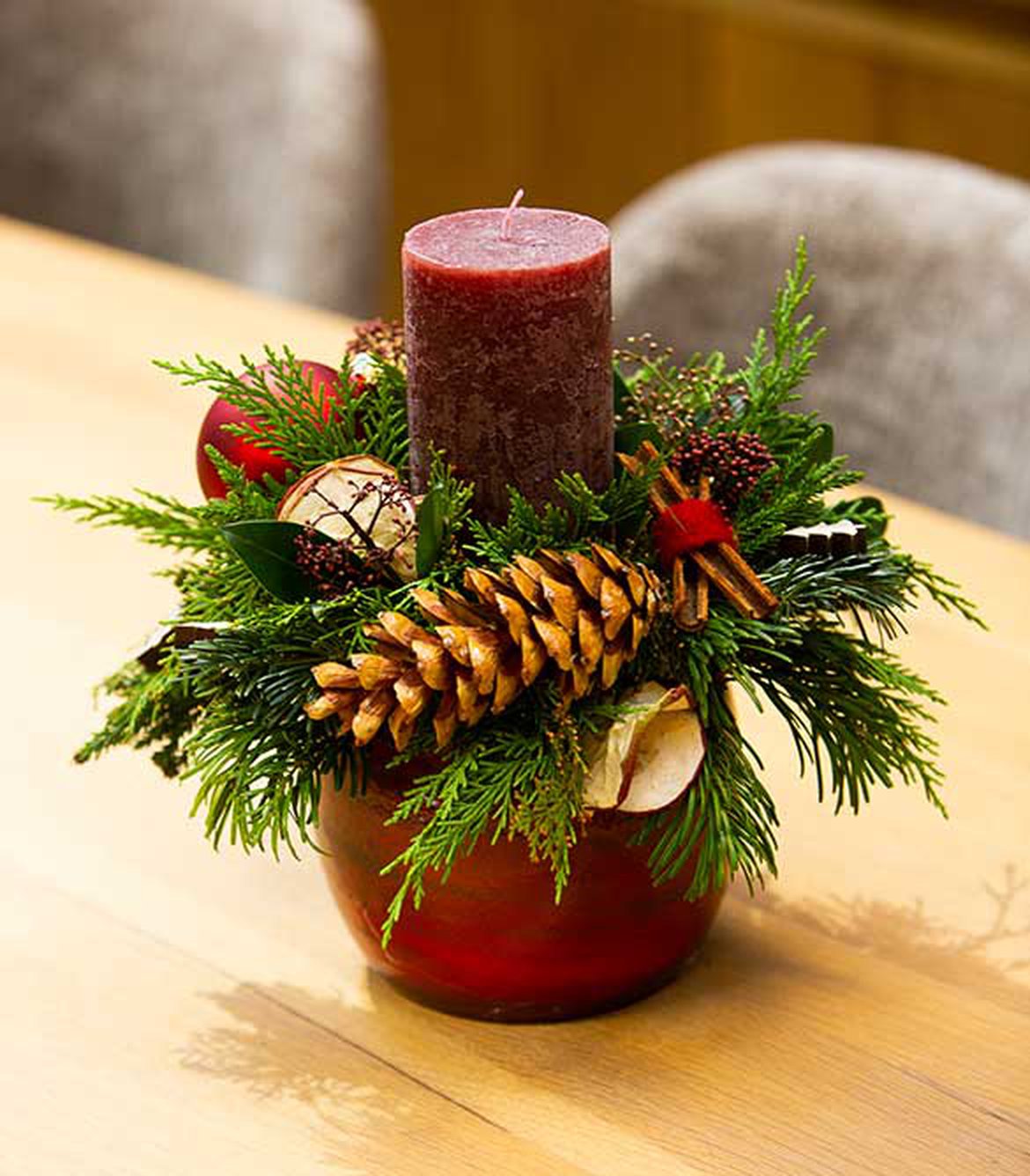 Petite décoration de Noël pour la table avec bougie bordeaux