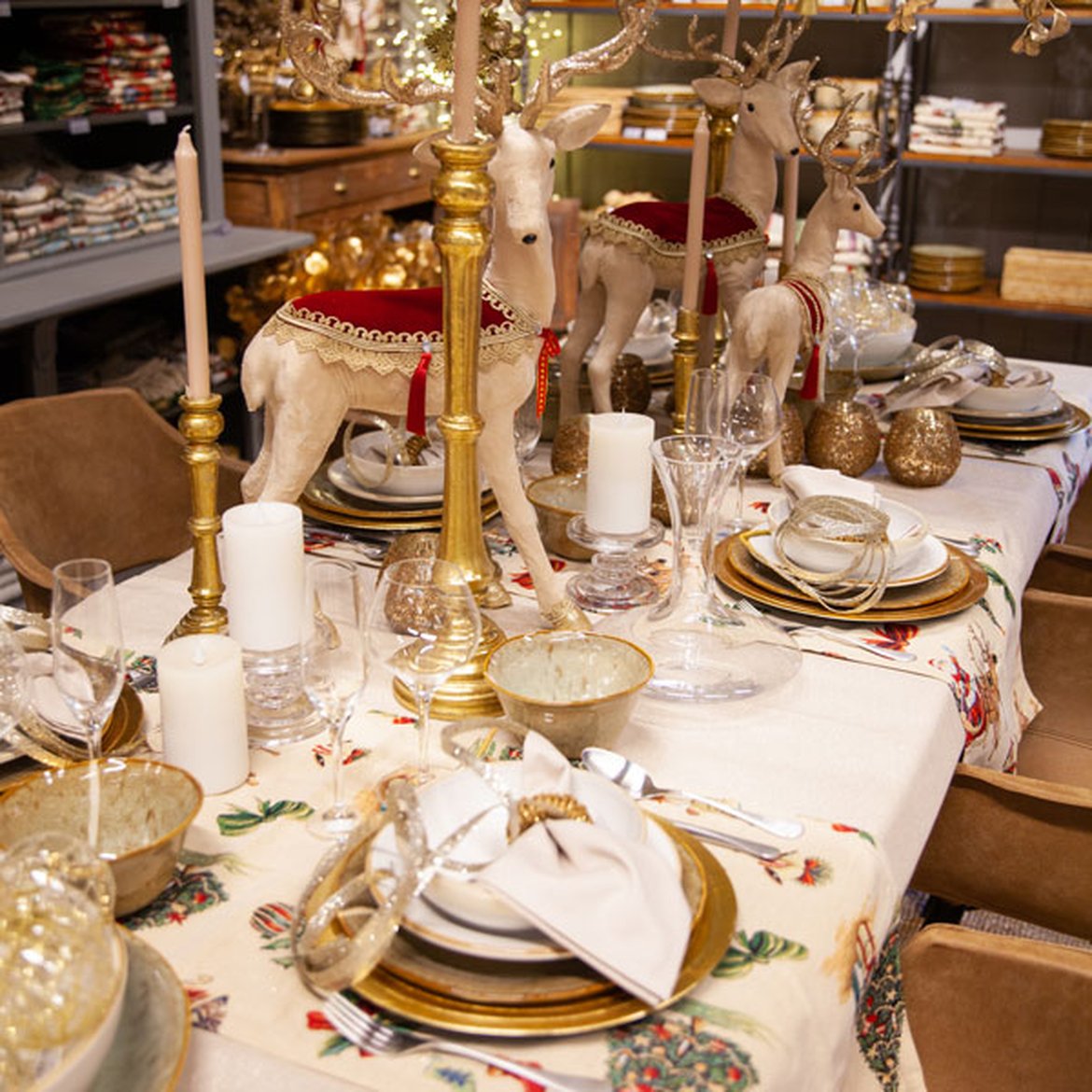 Shop the look - Table de Noël "Forêt dorée" bougie et vaisselle blanche