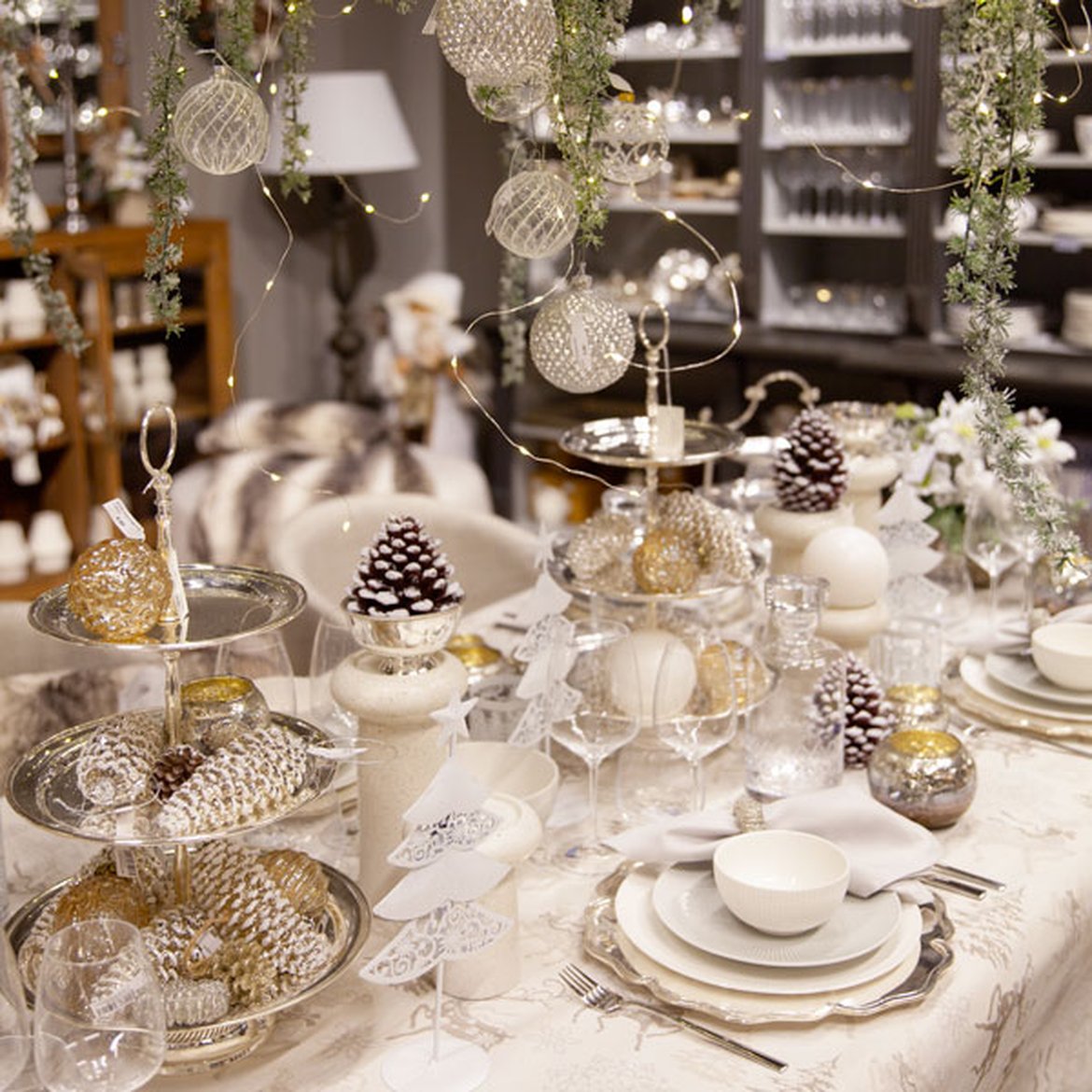 Table de Noël - Blanc, doré et argenté - Argenterie et lustre