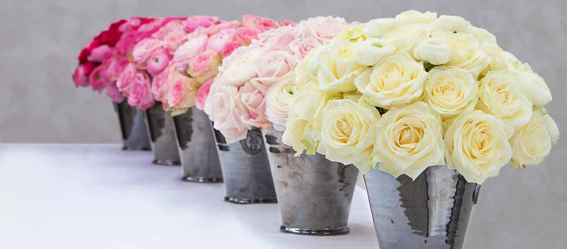 Arrangement florale de table pour mariage en camaïeu de roses