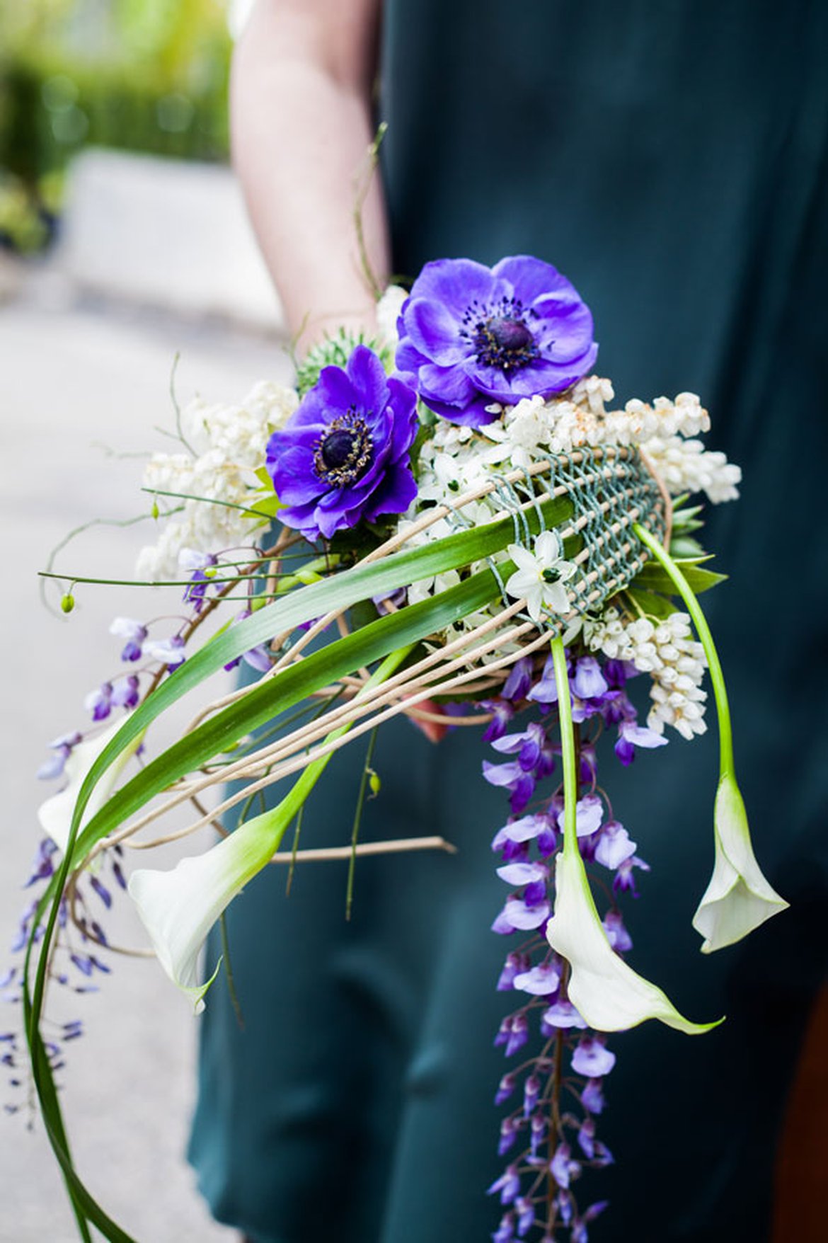 Bouquet de fleurs pour mariage avec anémones et glycines