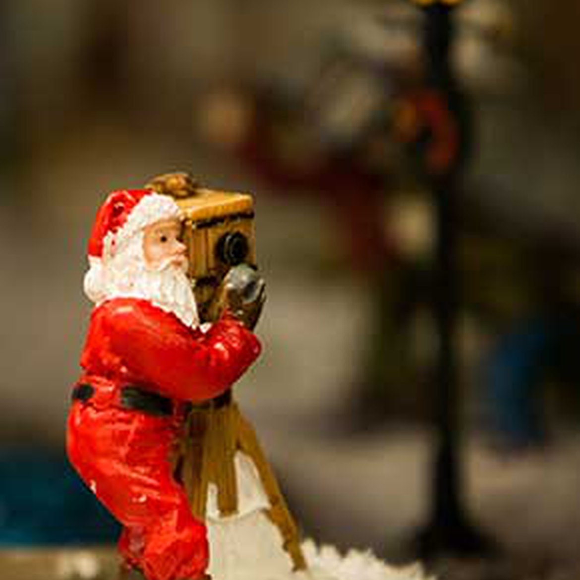 Personnage de père Noël sur une maquette de Noël