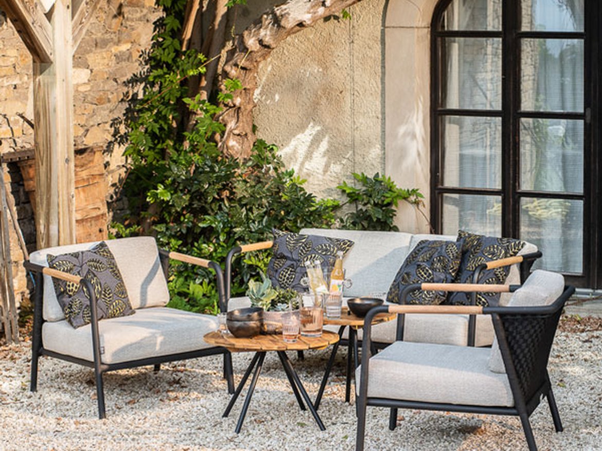 Espace lounge - Canape de jardin avec fauteuil relax et tables d'appoint dans un style industriel - Schilliger