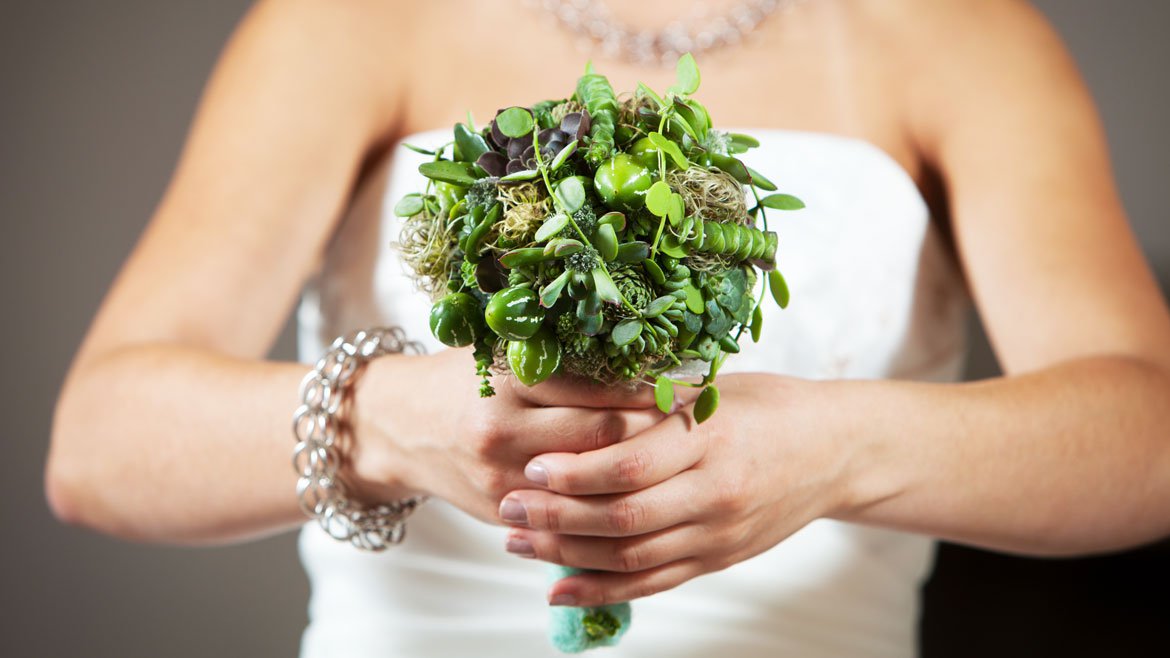Bouquet de jeune mariée avec succulentes