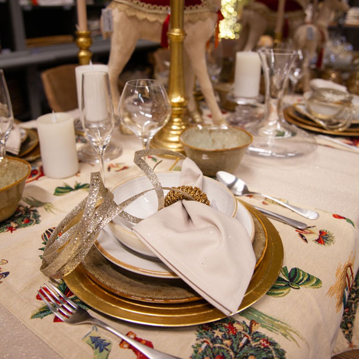 Shop the look - Table de Noël "Forêt dorée" couverts cuivrés et serviette en tissu beige