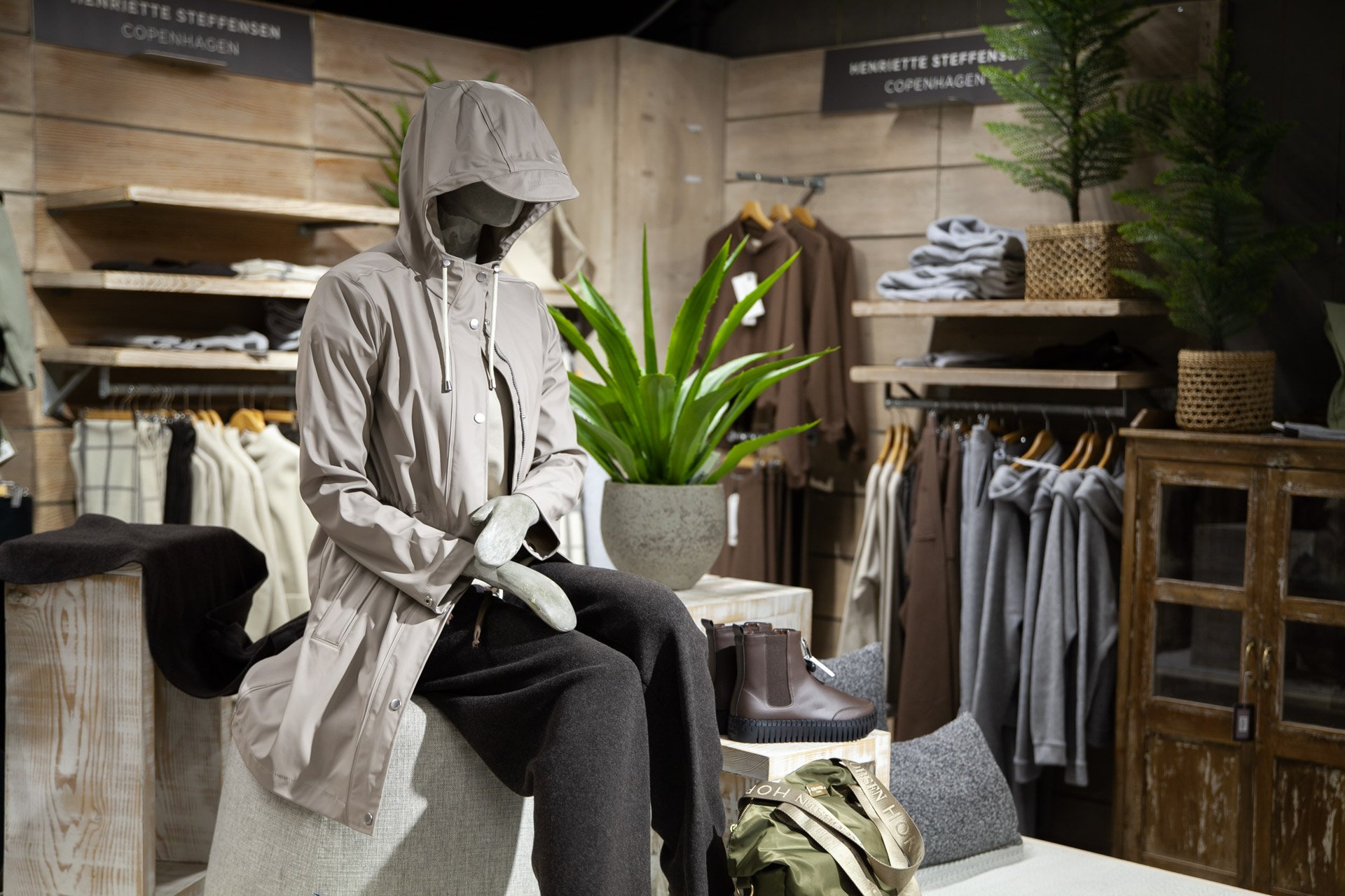 L'Homme by Schilliger