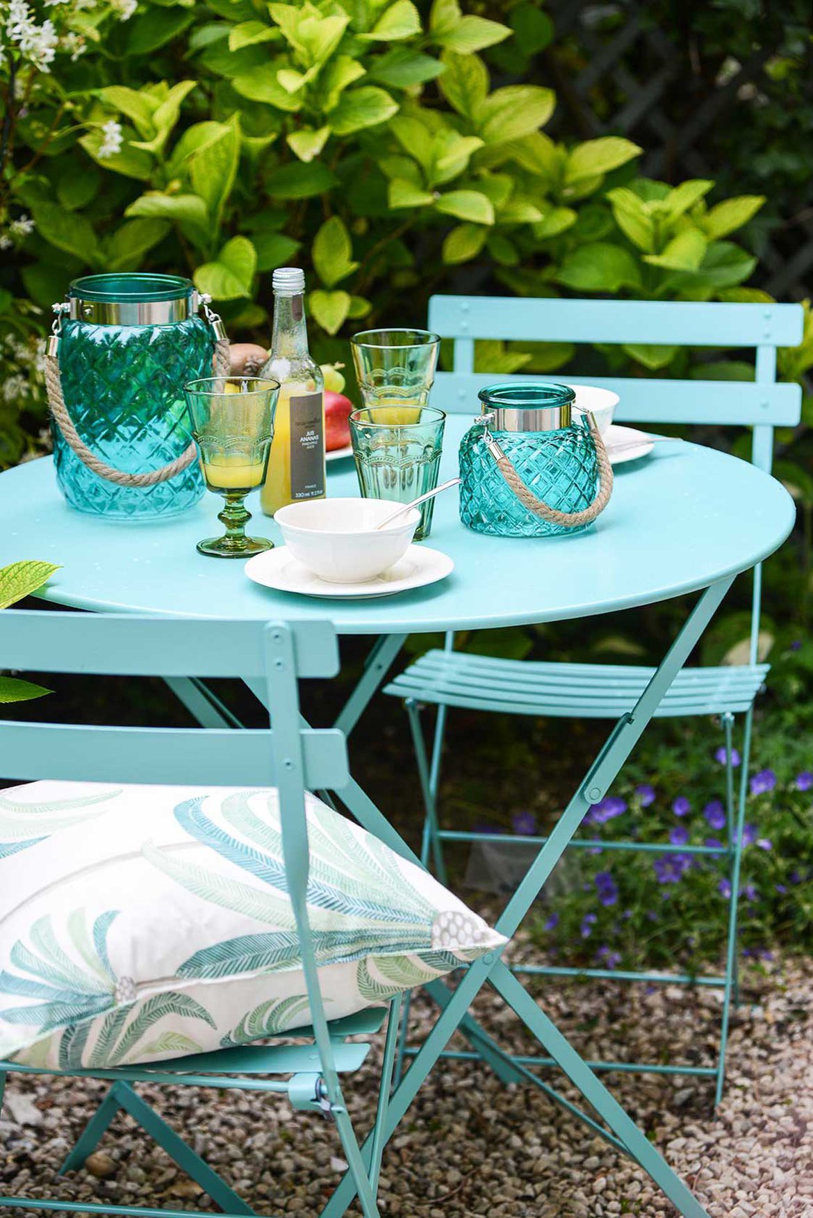 Table bleu fermob, décoration style tropicale