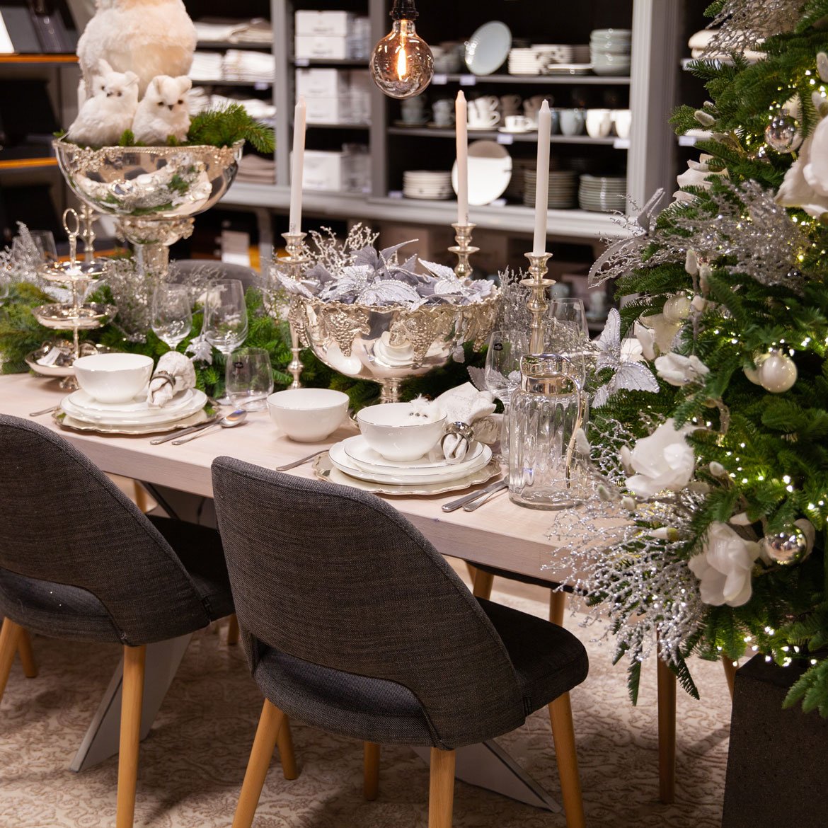 Shop the look - Table de Noël blanc givré - Avec un sapin de Noël et des déco blanches et argentées
