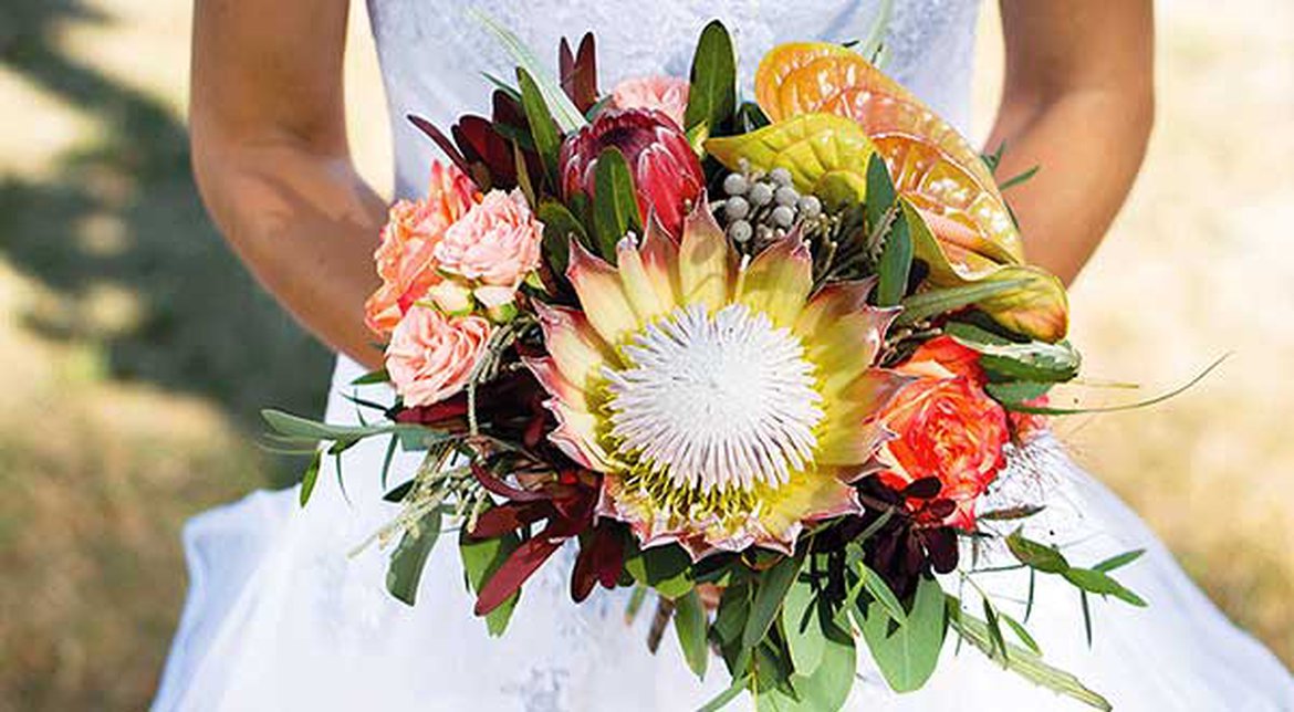 Bouquet de mariée avec proteas, roses et anthurium
