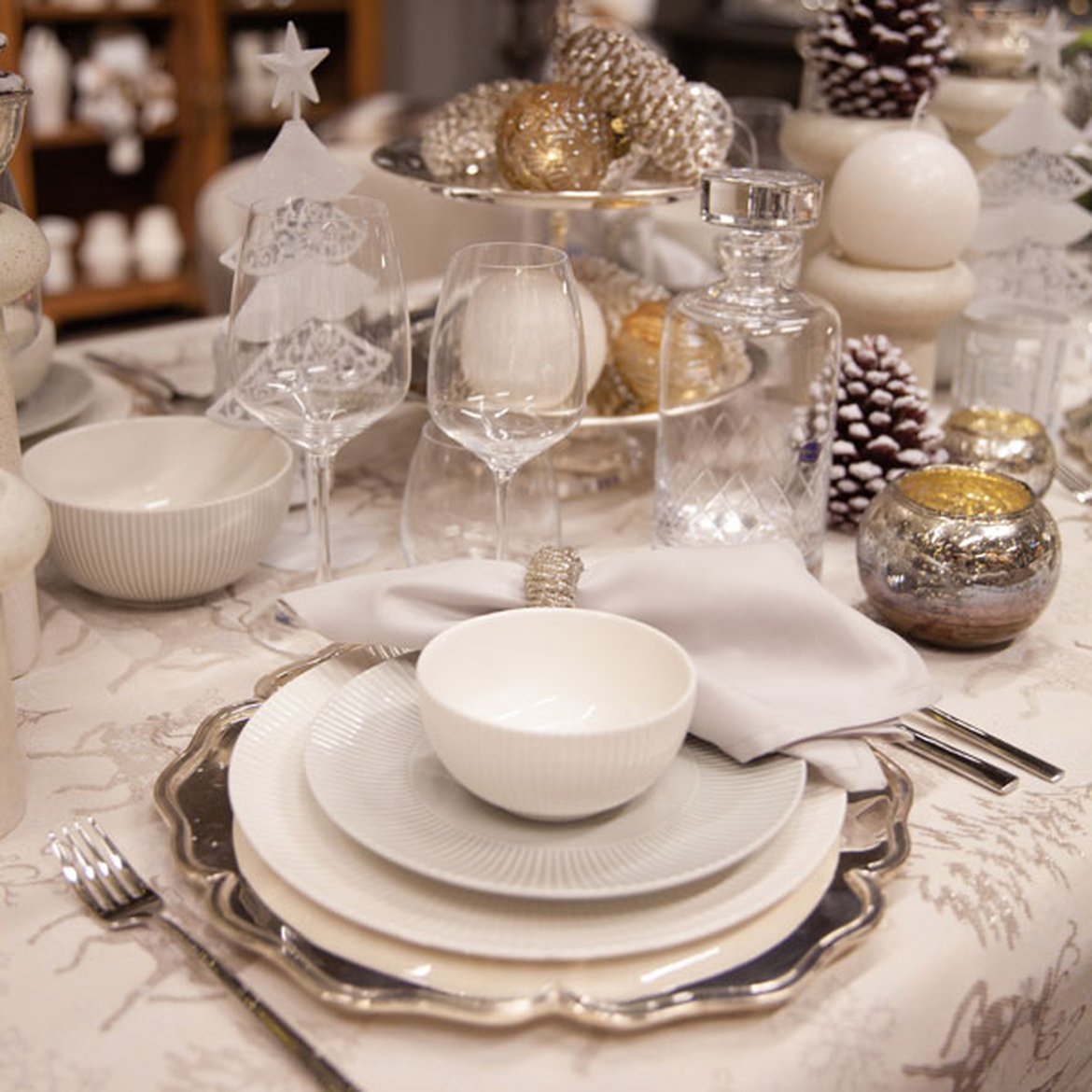 Shop the look - Décoration de table festive avec pommes de pin