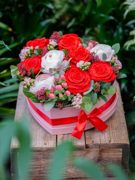 Box de fleurs en forme de cœur