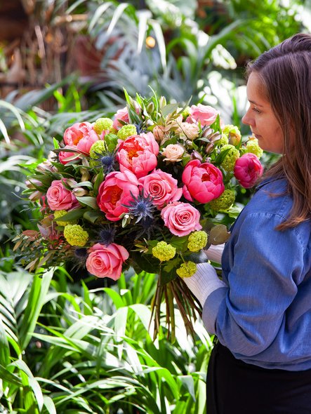 Bouquet de pivoines, roses & chardons