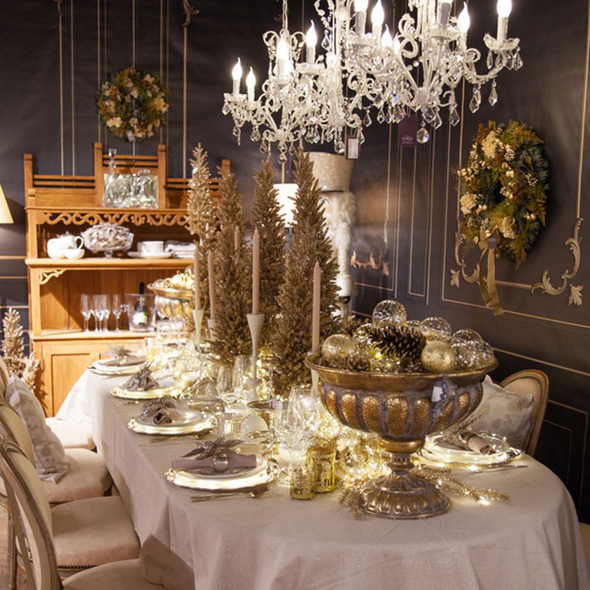 Shop the look - Table de Noël dorée avec guirlandes lumineuses et lustres
