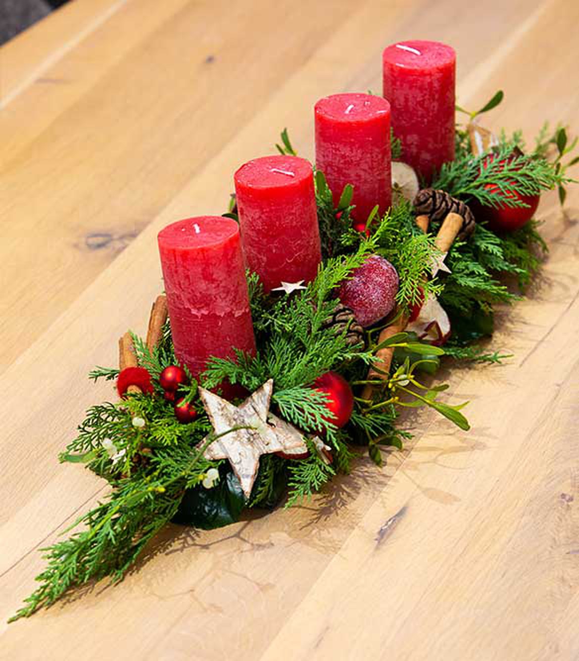 Centre de table décoratif de Noël avec bougies roses
