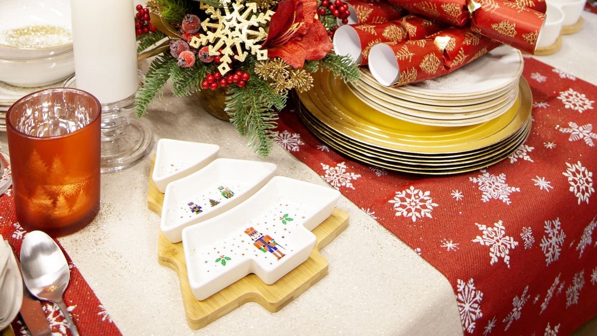 Vaisselle de Noël, bien la choisir - Plat en forme de sapin et crackers de Noël