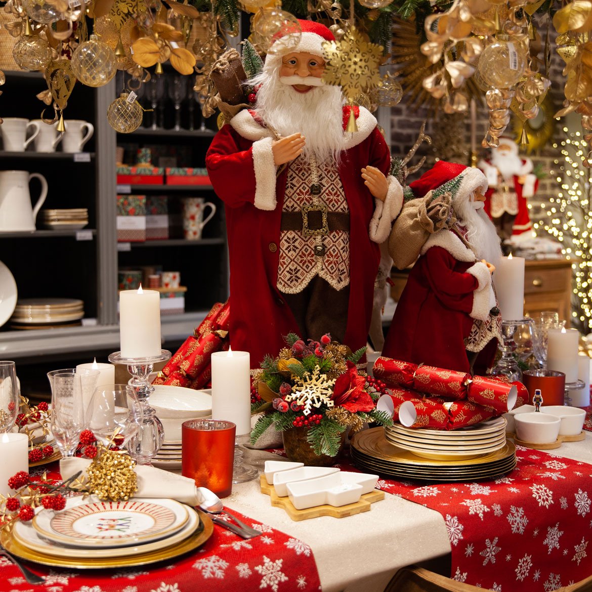 Shop the look - Table de Noël "rouge or" avec père Noël et vaisselle nutcracker