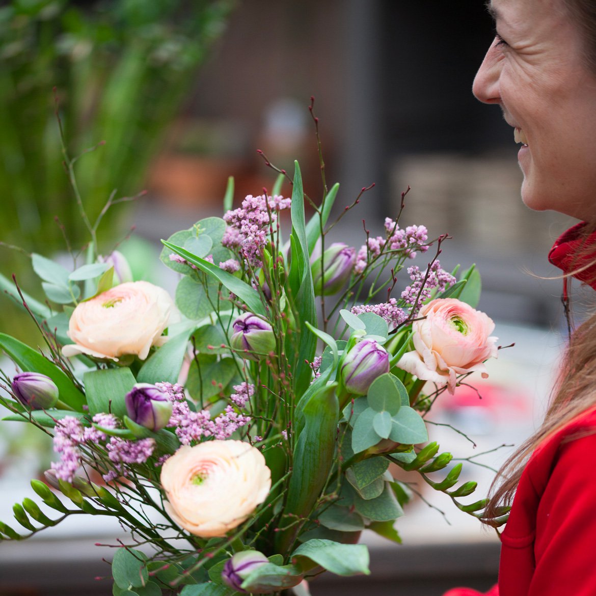 Bouquet de fleurs fraîches et printanières. Tulipes, renoncules, eucalyptus - Schilliger Fleurs, fleuriste à Gland, La Côte, Vaud