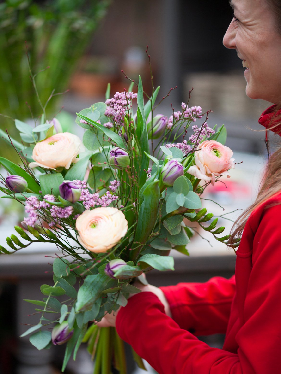 Bouquet de fleurs fraîches et printanières. Tulipes, renoncules, eucalyptus - Schilliger Fleurs, fleuriste à Gland, La Côte, Vaud