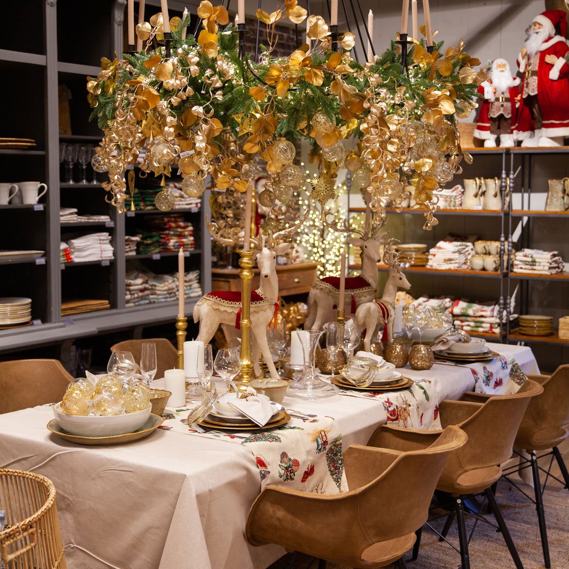 Shop the look - Table de Noël "Forêt dorée" avec lustre, chemin de table et cerfs décoratifs