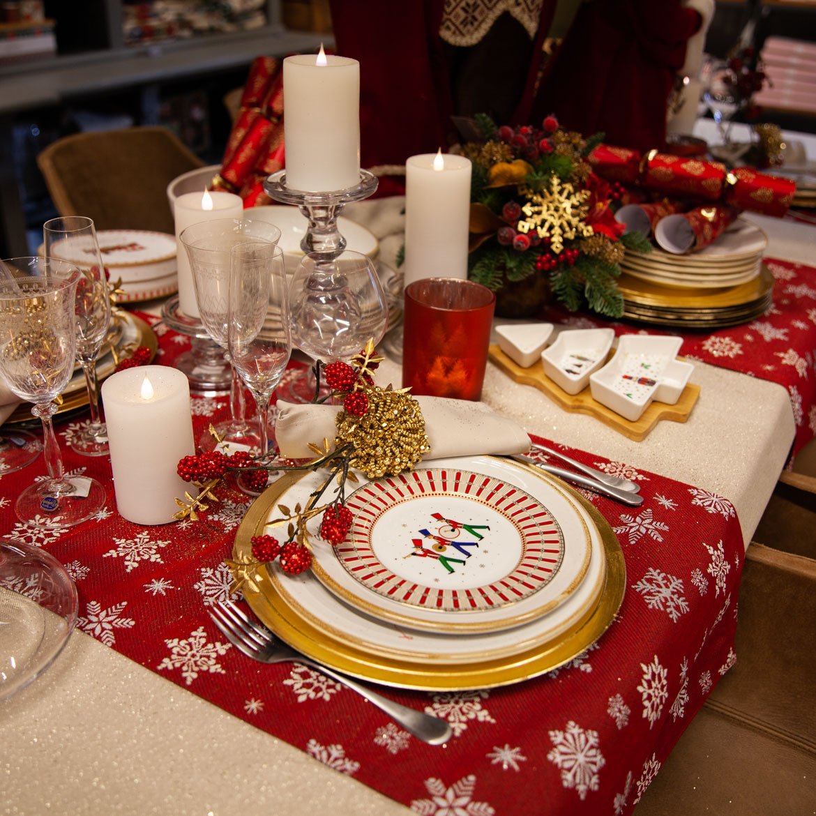 Shop the look - Table de Noël "rouge or" vaisselle blanche et doré