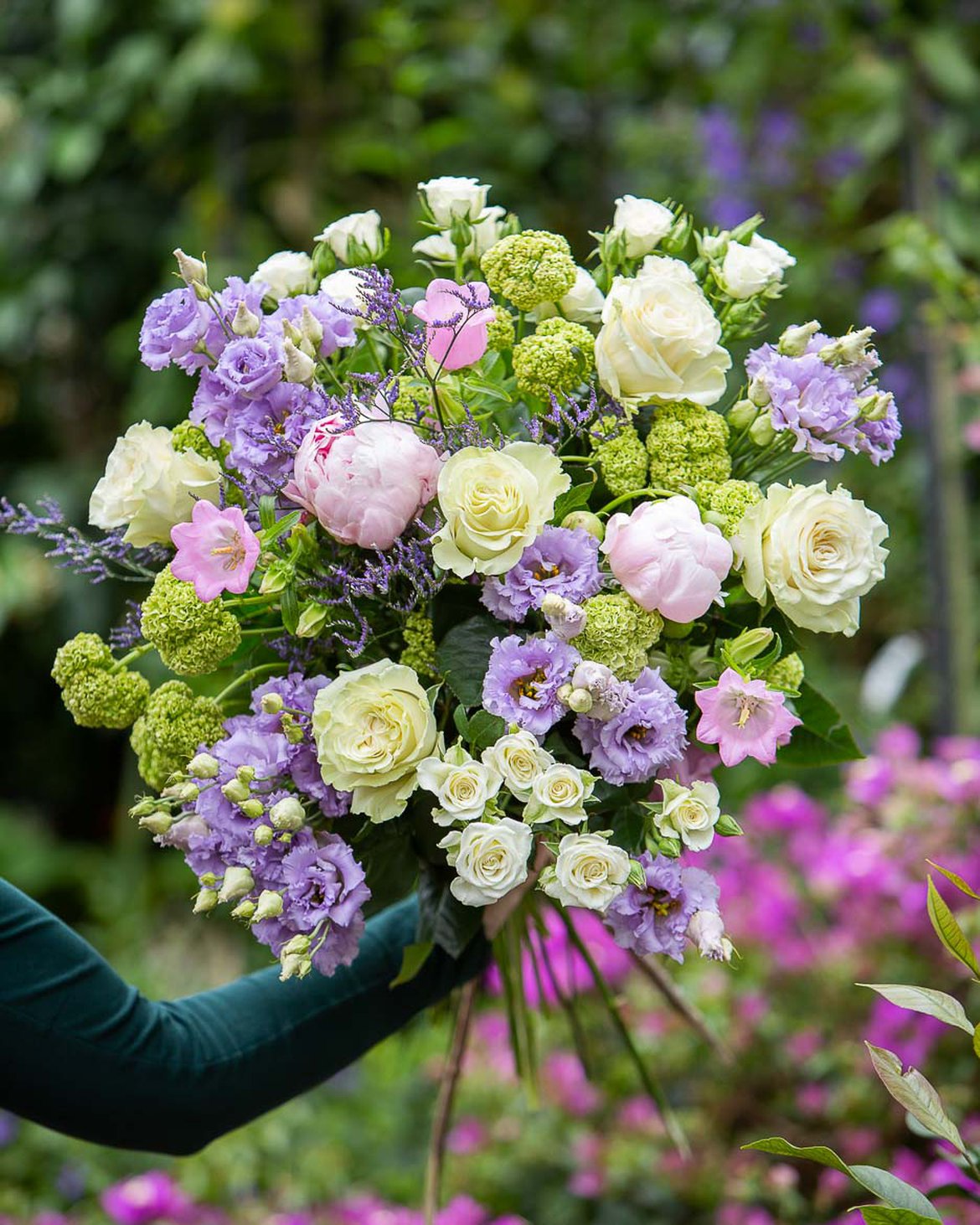 Bouquet avec pivoines ​​​​​​​et lysianthus
