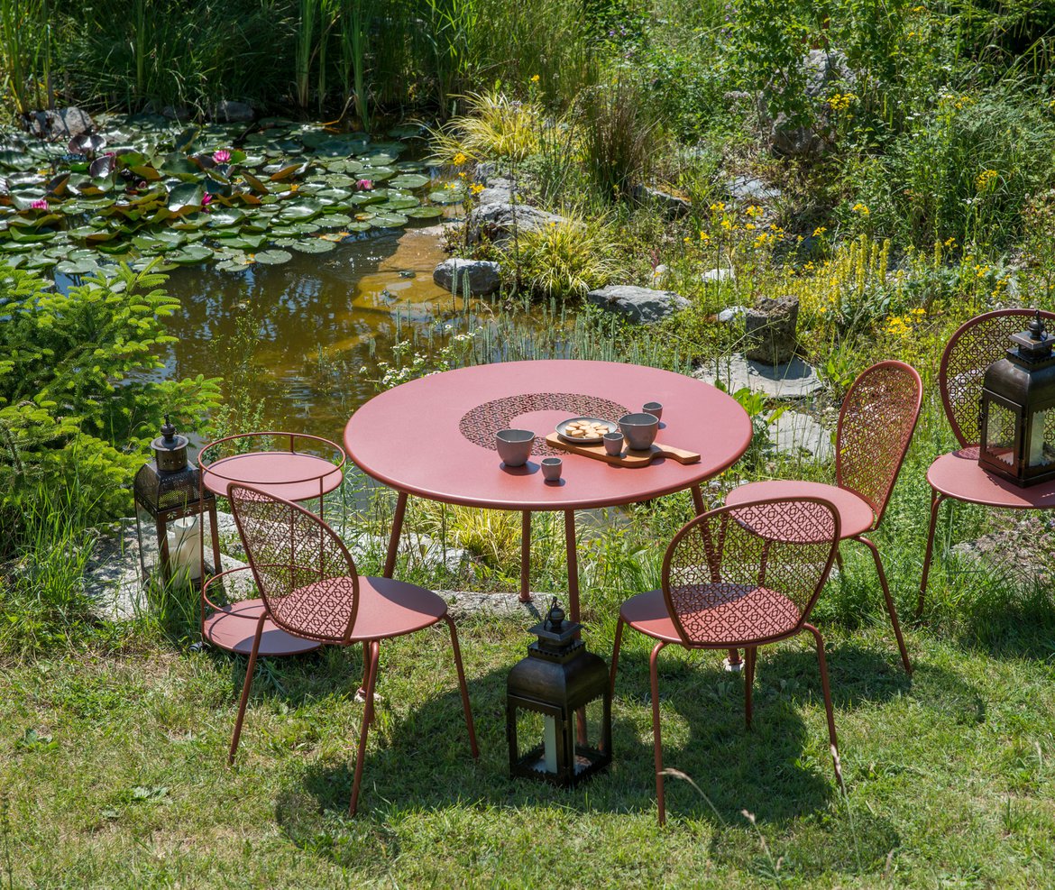 Table et chaises d'extérieur en acier de la marque Fermob