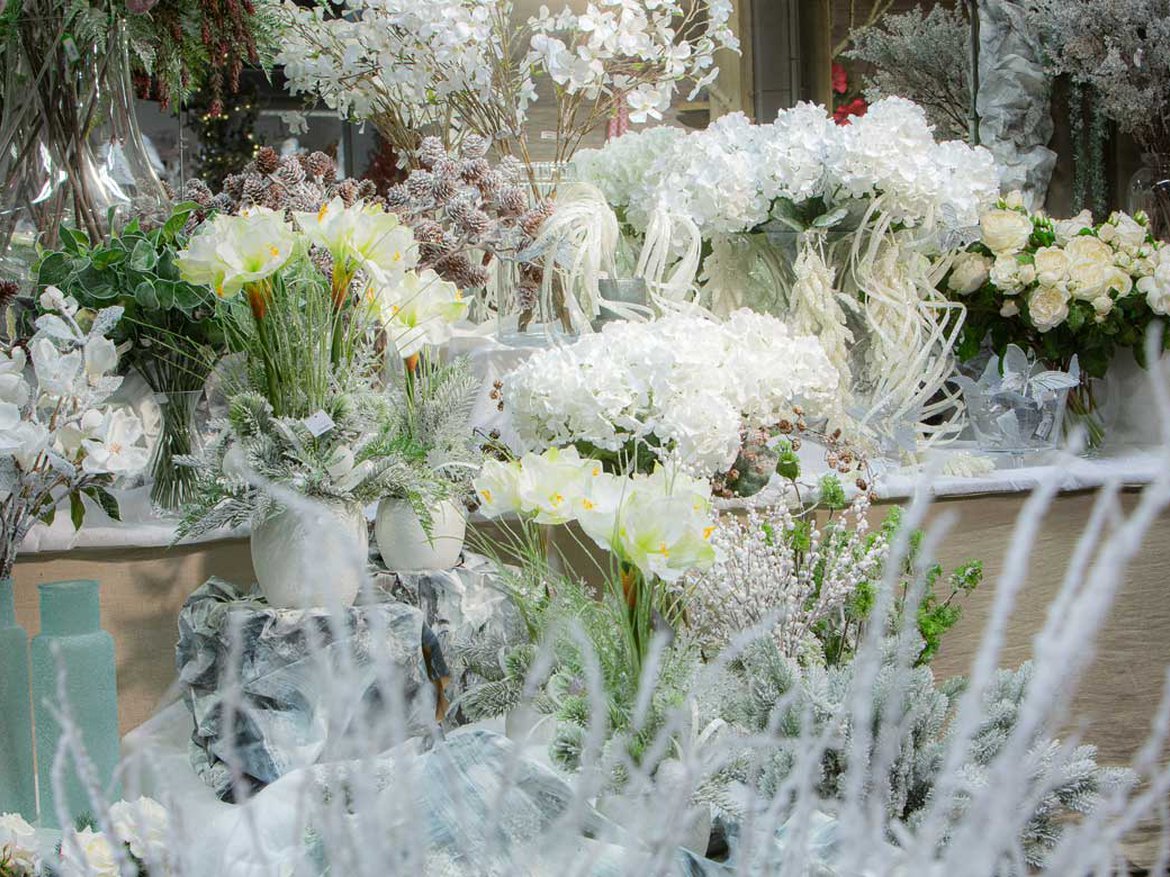 Fleurs artificielles blanches