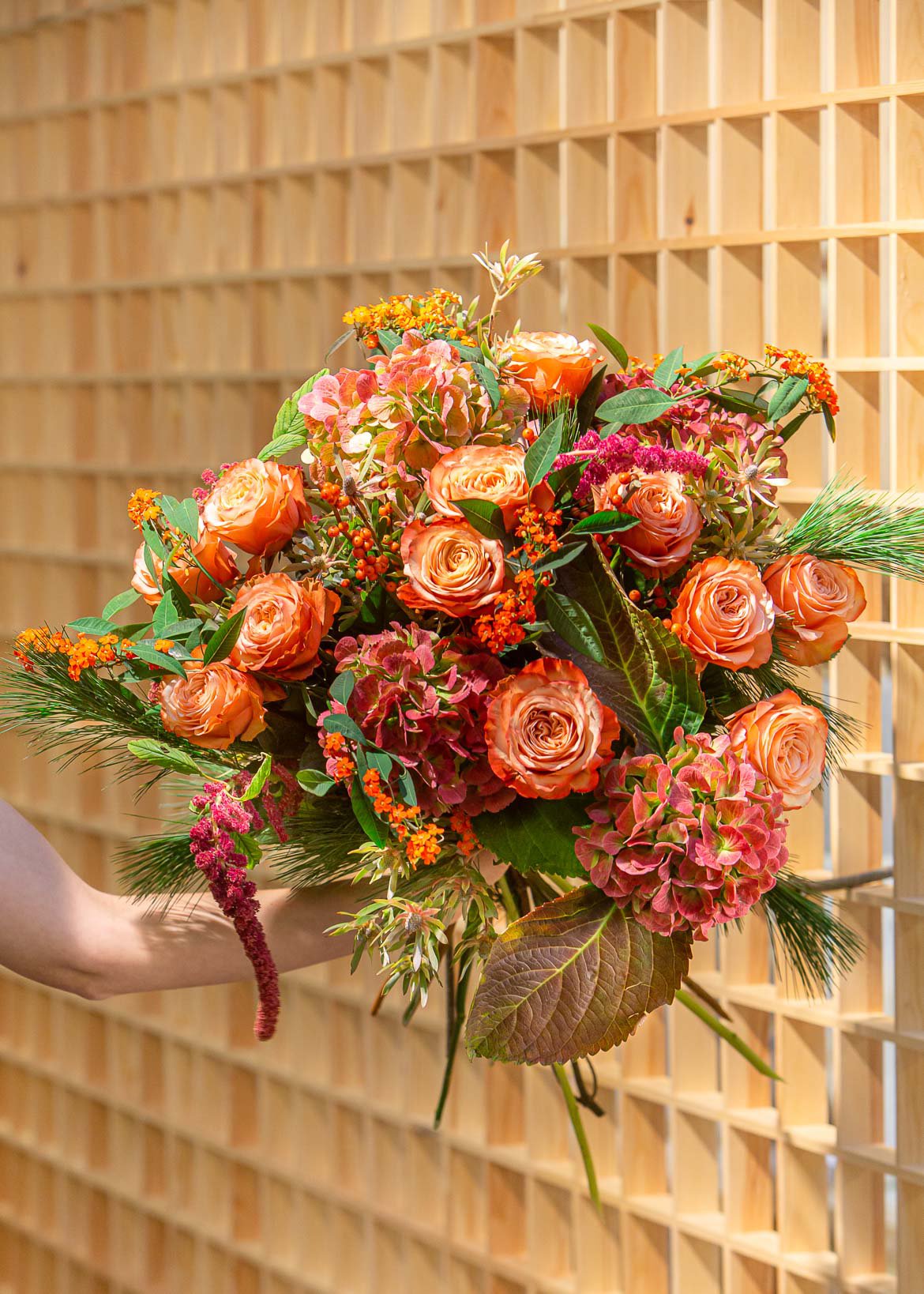 Bouquet de roses ‘Kahala’ et hortensias