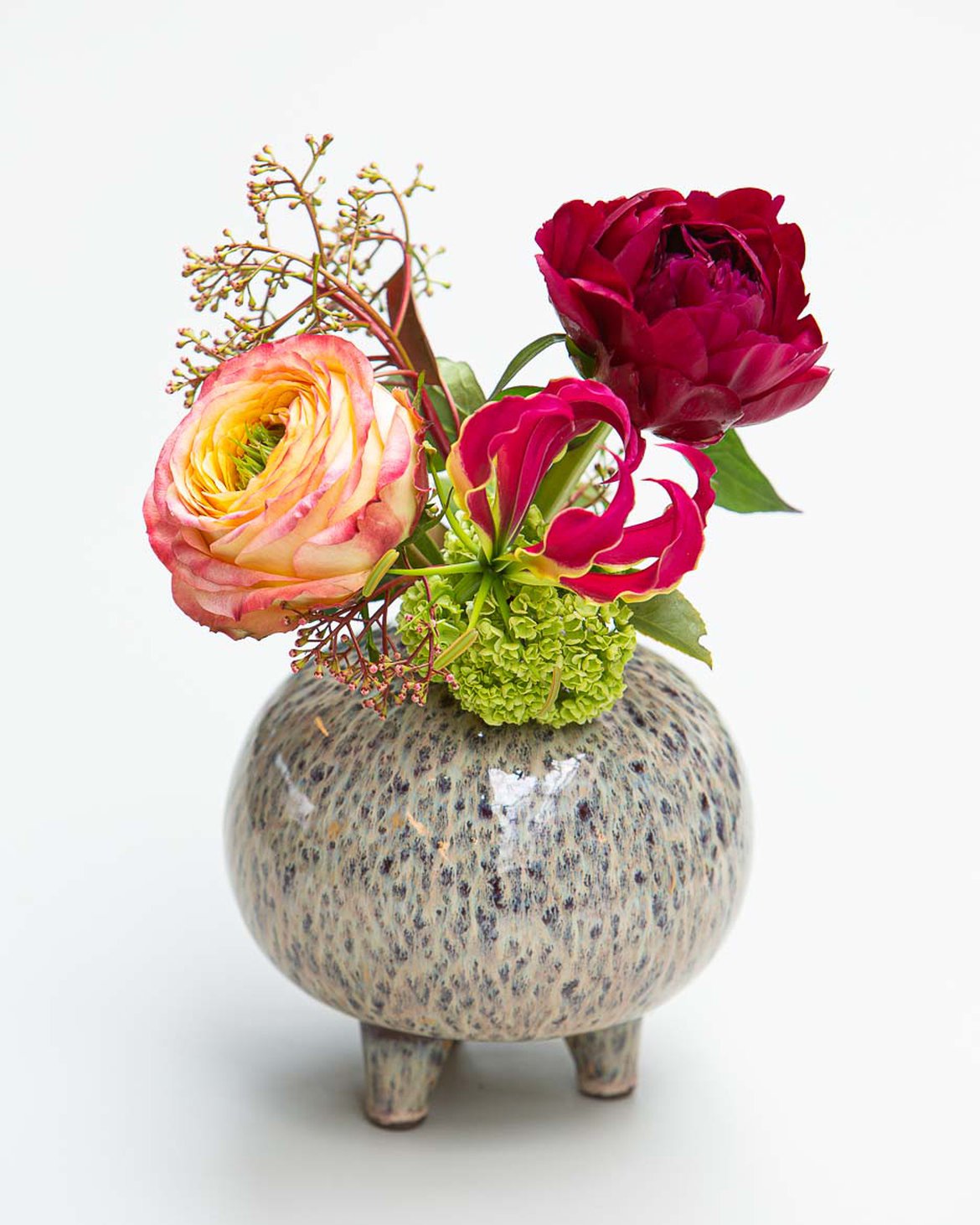 Vase sur pied avec pivoine et rose 'Gloriosa'
