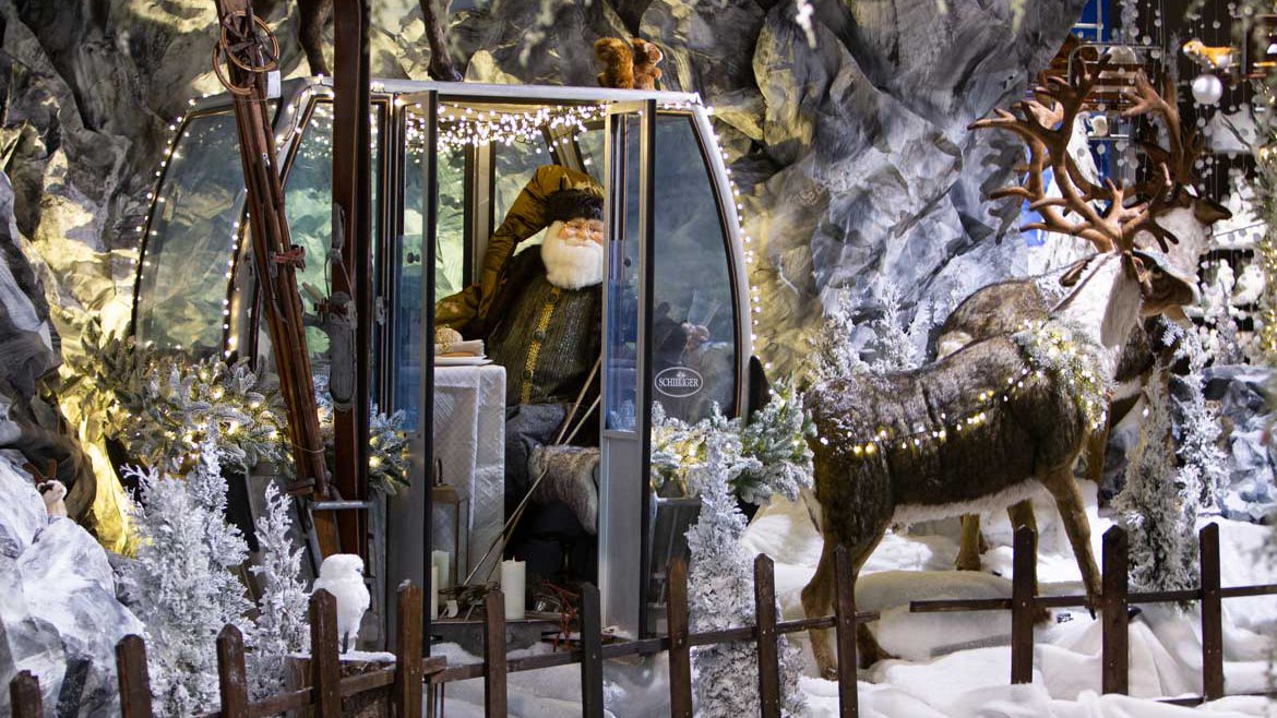 Père de Noël dans une télécabine à Zermatt