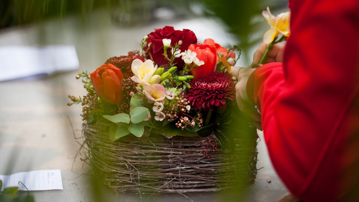 Arrangement de fleurs en forme de coeur pour la Saint-Valentin - Schilliger Fleurs, fleuriste à Gland