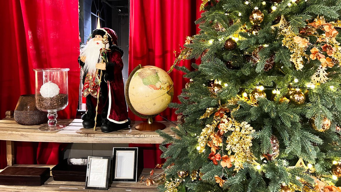 Père Noël décoration à poser - Sapin de Noël doré avec guirlandes et boules de Noël - Schilliger