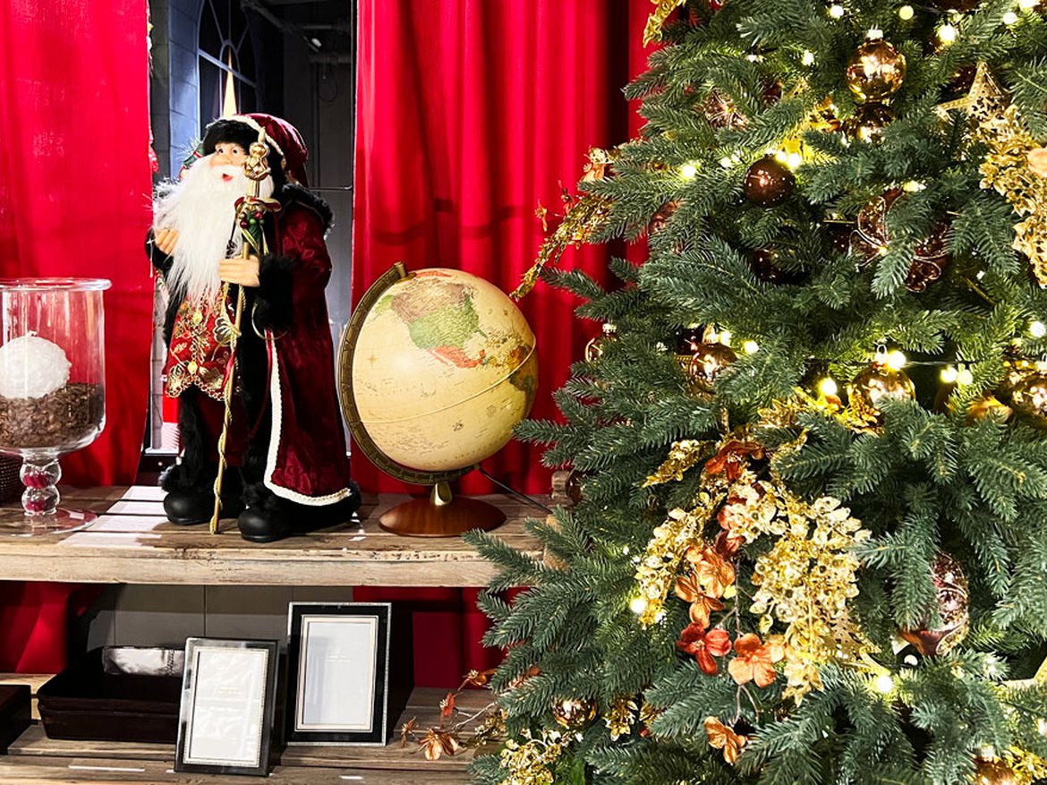 Père Noël décoration à poser - Sapin de Noël doré avec guirlandes et boules de Noël - Schilliger