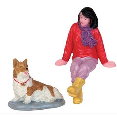  Lemax Femme assise avec son chien  5.5cm