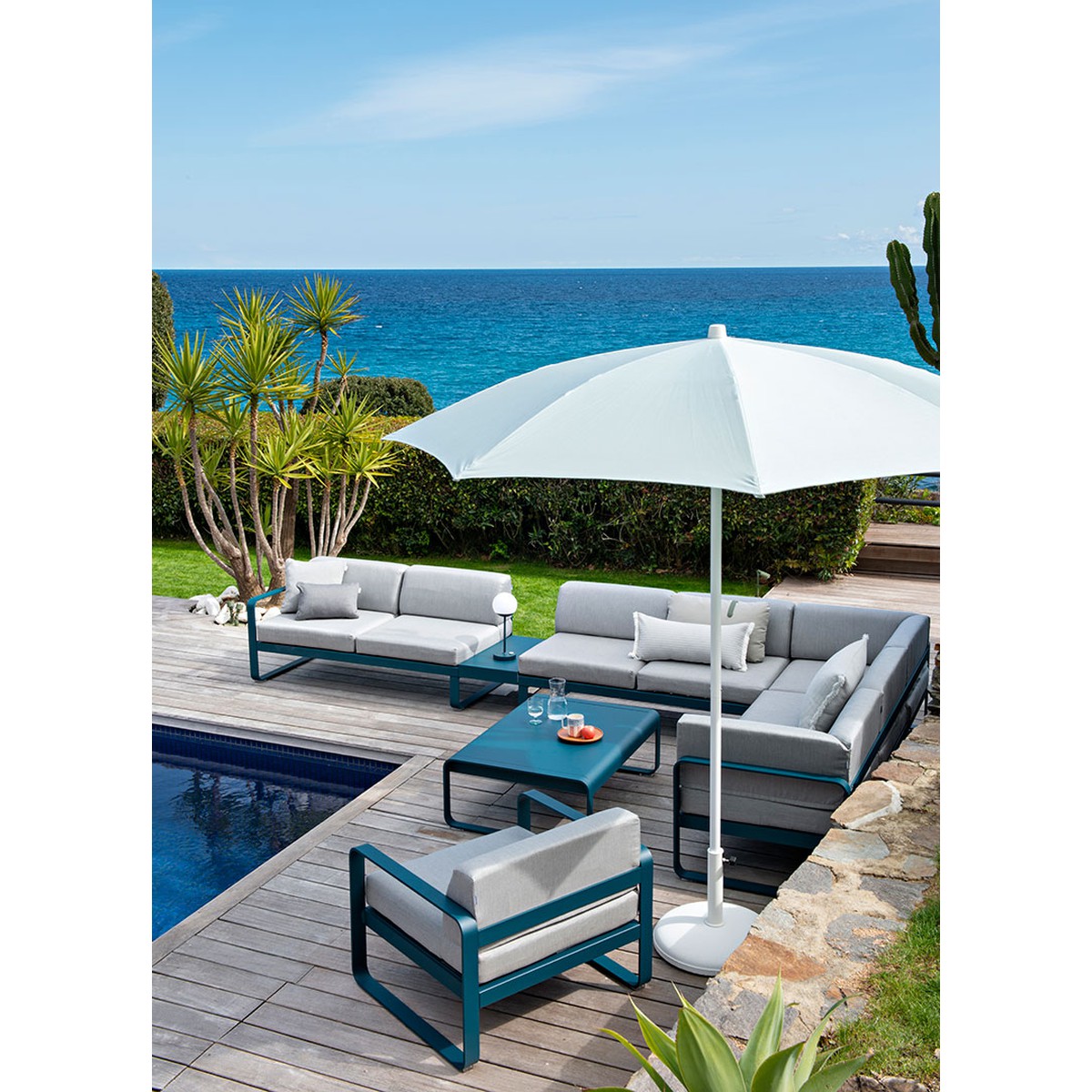 Fermob Shadoo Parasol Shadoo diam 250 cm mât blanc Bleu cyan clair Diam 250cm. Hauteur 227 cm