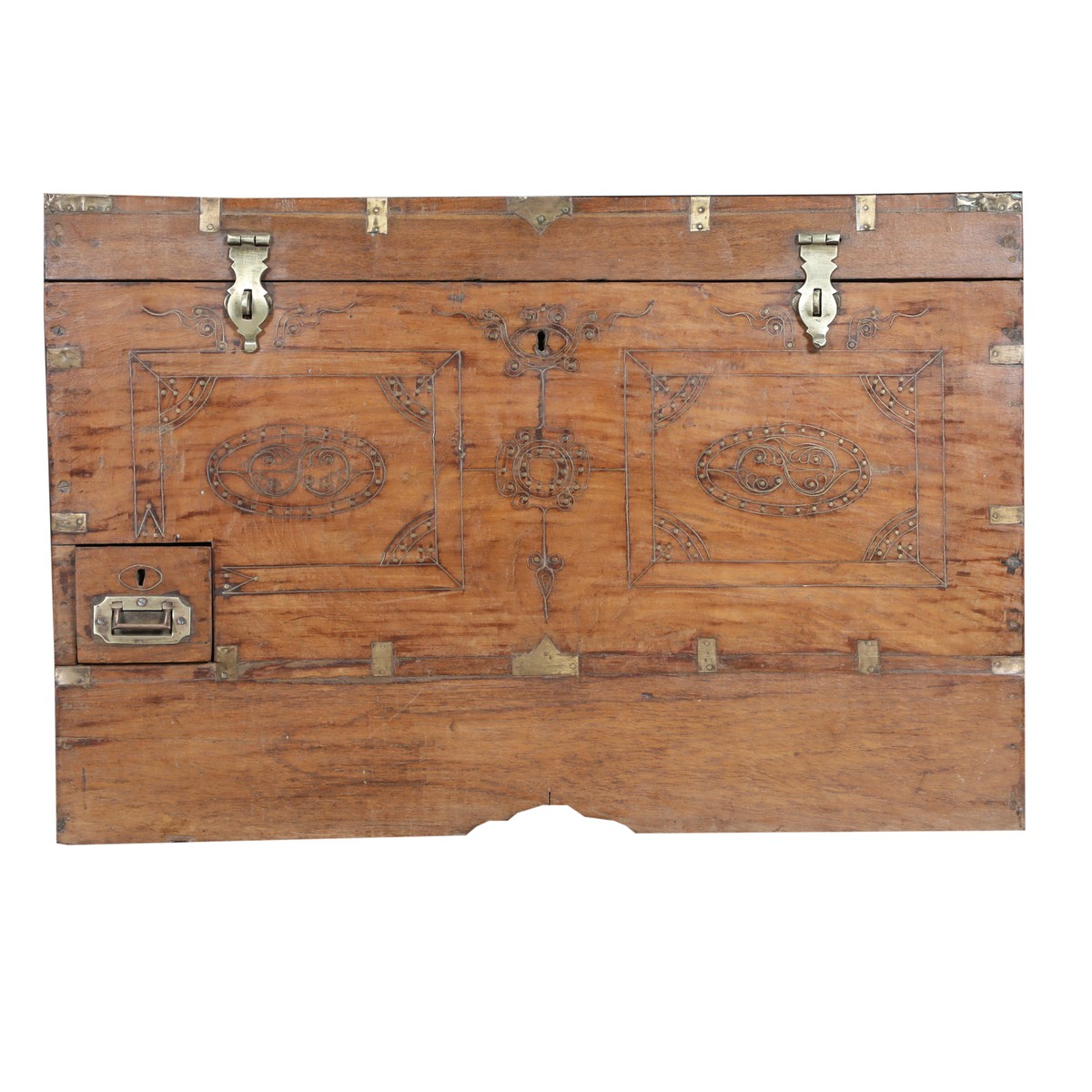 Les Restaurés, by Schilliger  Coffre avec tiroir en teck ancien et insert laiton  76x40x46cm
