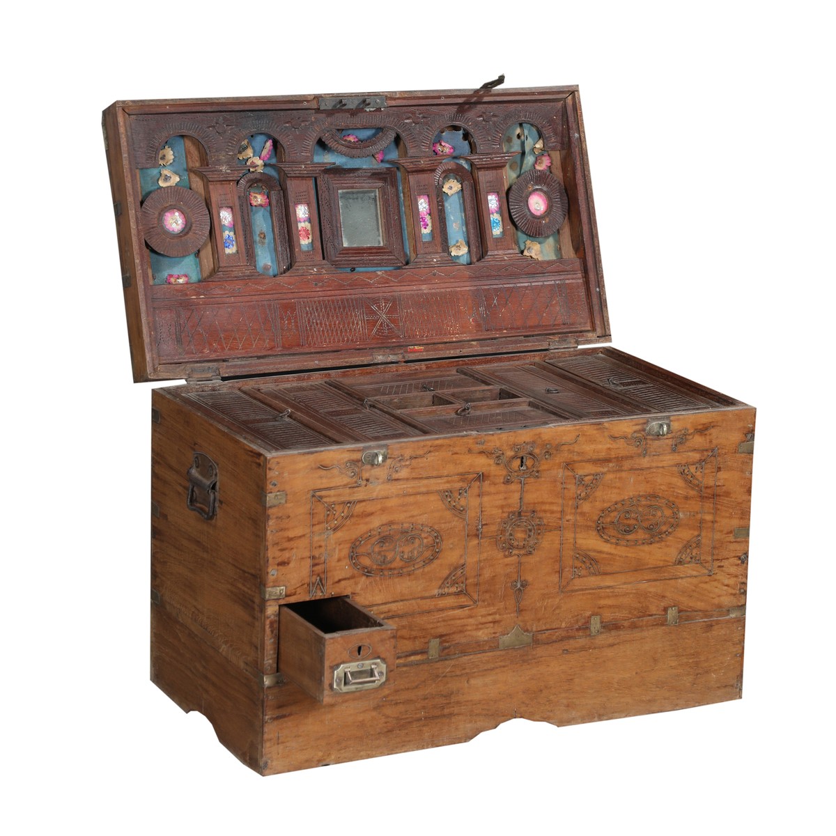 Les Restaurés, by Schilliger  Coffre avec tiroir en teck ancien et insert laiton  76x40x46cm