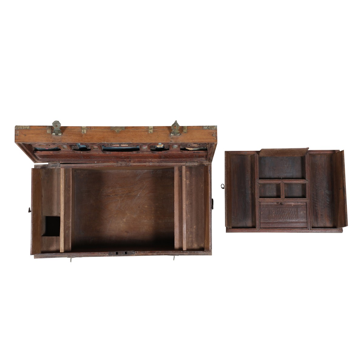 Les Restaurés, by Schilliger  Coffre avec tiroir en teck ancien et insert laiton  76x40x46cm